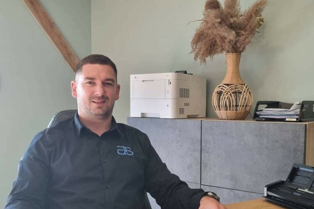 Aurélien Savoureux posant à son bureau