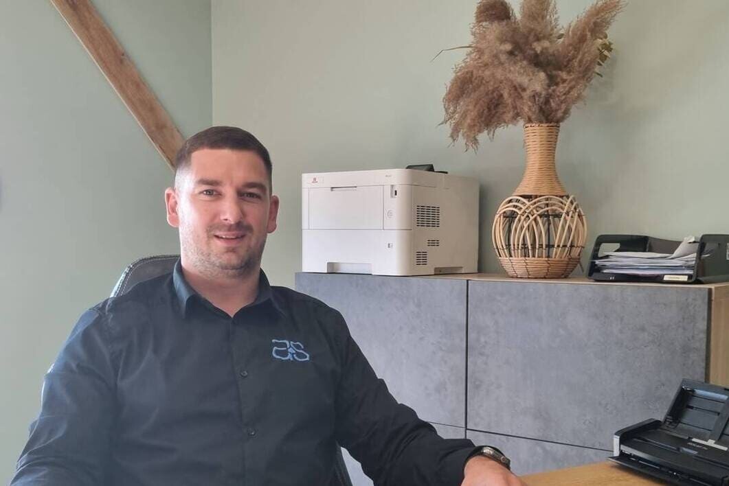 Aurélien Savoureux posant à son bureau