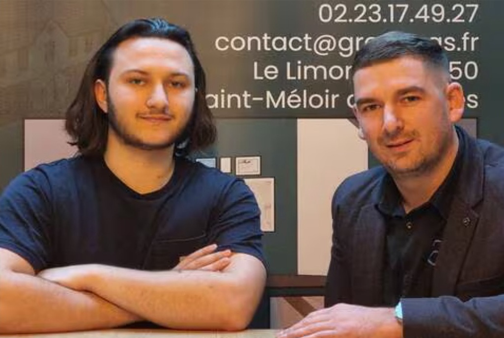 Aurélien Savoureux et Mathis Guerin posant ensemble dans un cadre professionnel.