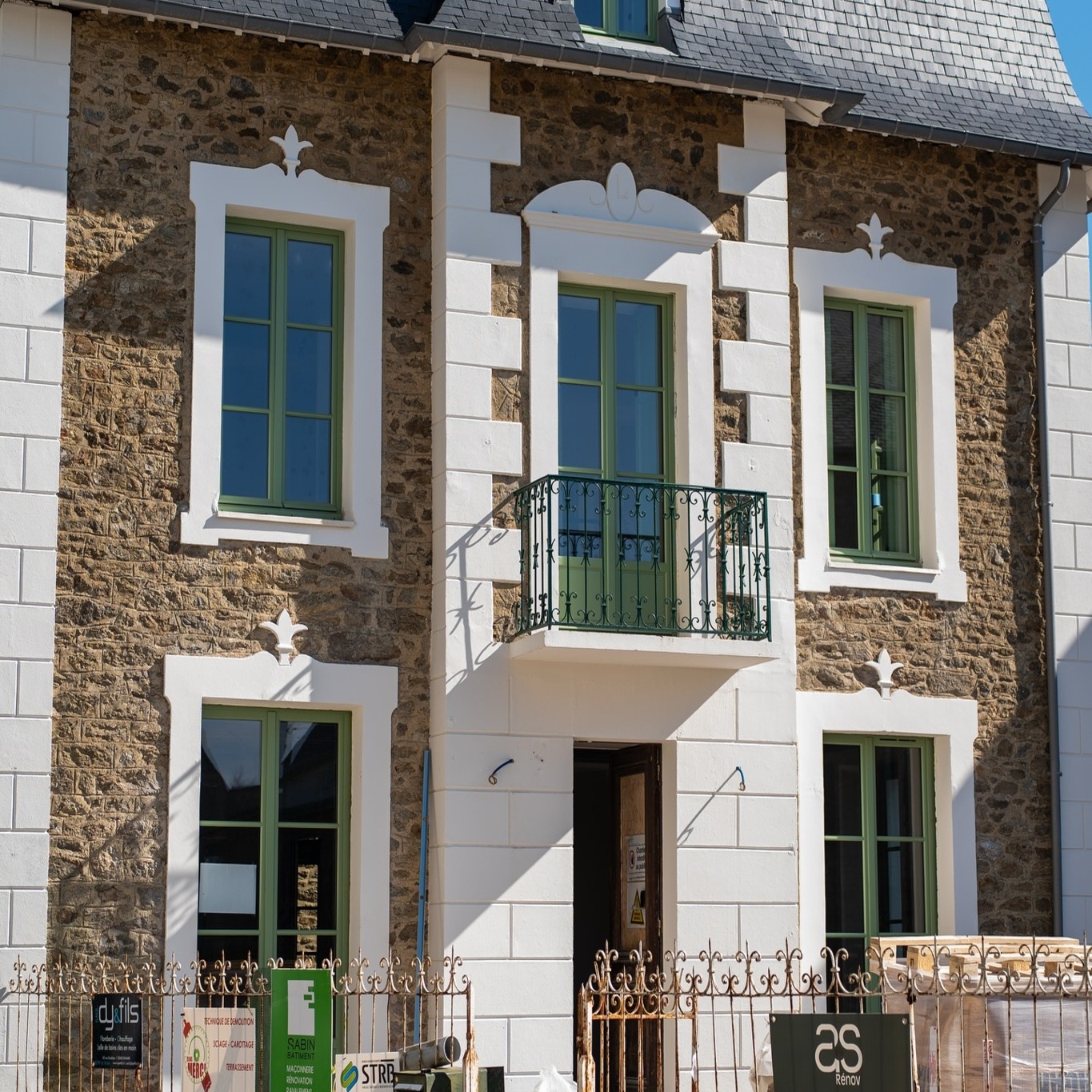 Maison en pierre rénovée avec mise en valeur du charme de l’ancien et toiture refaite
