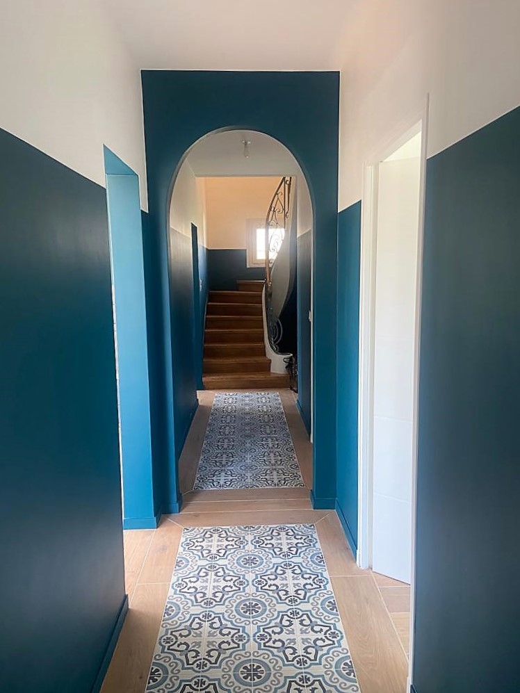 Rénovation d'un couloir avec escalier en face en peinture et carrelage