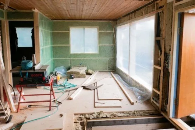 Rénovation complète d’un espace intérieur avec travaux d’isolation et de réaménagement.