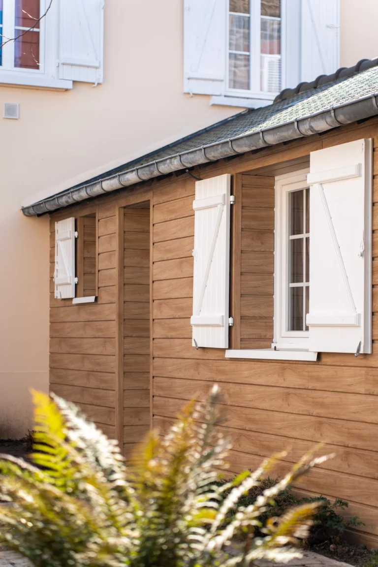 Isolation thermique par l’extérieur (ITE) finition bardage bois – façade de maison rénovée