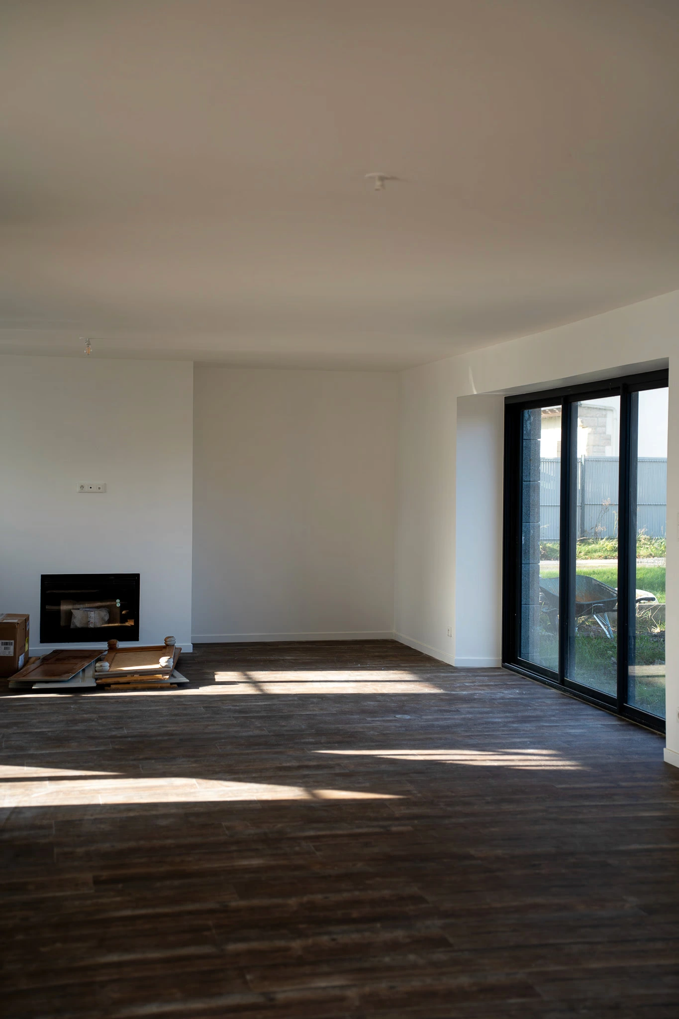 Salon lumineux après rénovation, avec grande baie vitrée