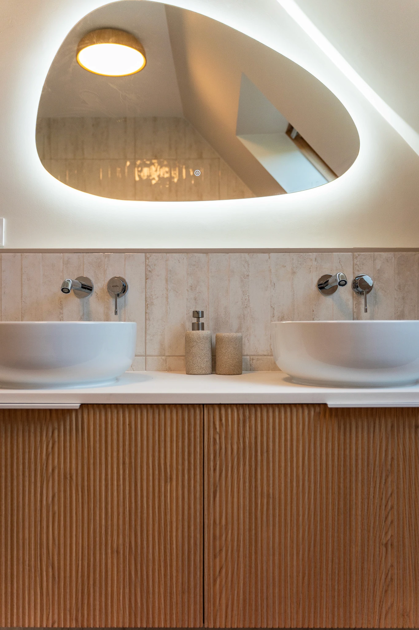 Espace lavabo rénové avec doubles vasques blanches sur plan de travail bois