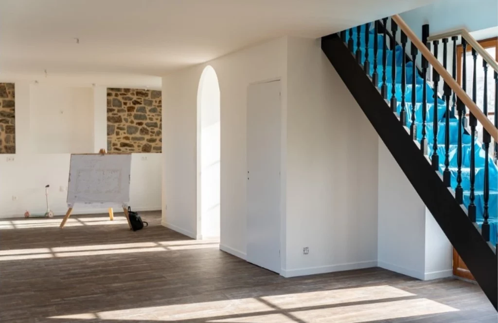Escalier rénové dans une maison en travaux, avec sol neuf et finitions soignées.