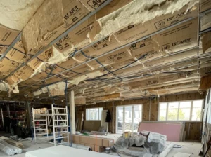 Travaux dans le showroom d'AS Rénov : laine de verre, rails, montants