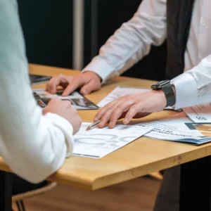 Discussion et validation d’un projet de rénovation lors d’un rendez-vous.