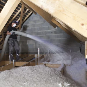 Isolation des combles perdus par soufflage, solution efficace contre les déperditions thermiques.