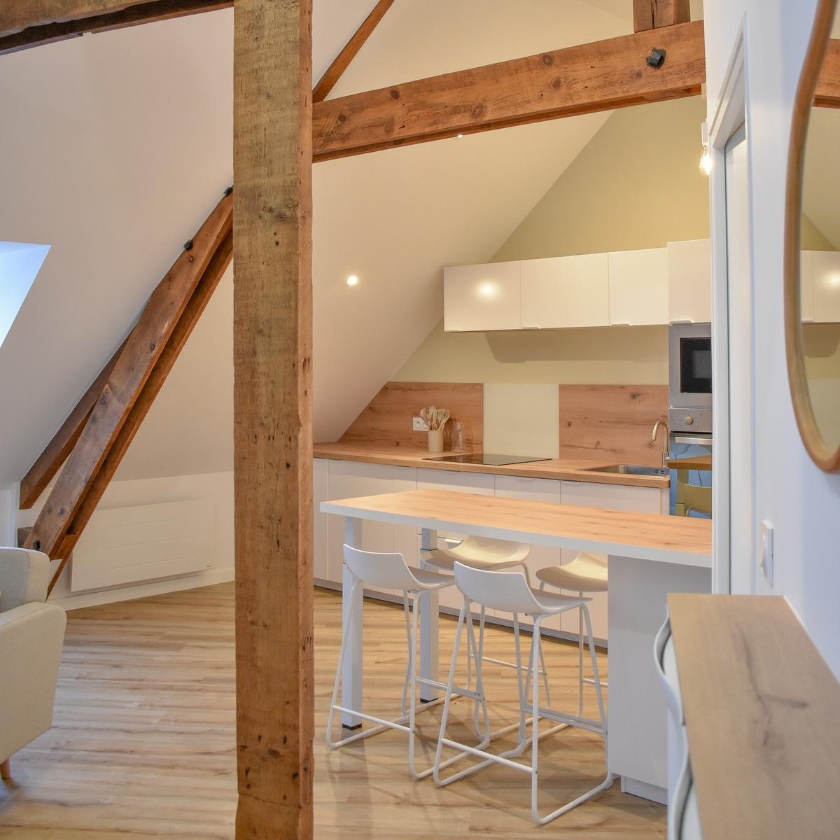 Aménagement d’un coin cuisine fonctionnel dans un appartement rénové sous pente