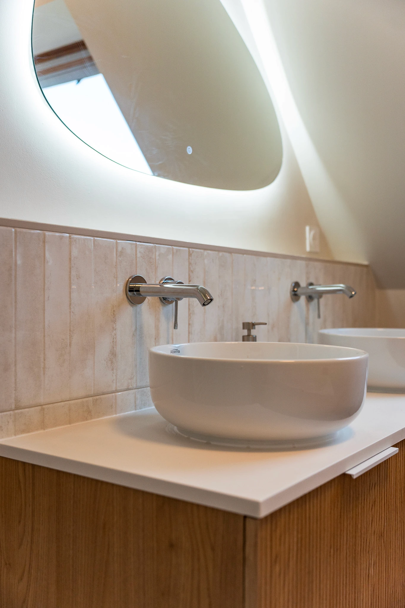 Gros plan sur la vasque et le mitigeur encastré dans le mur isolé