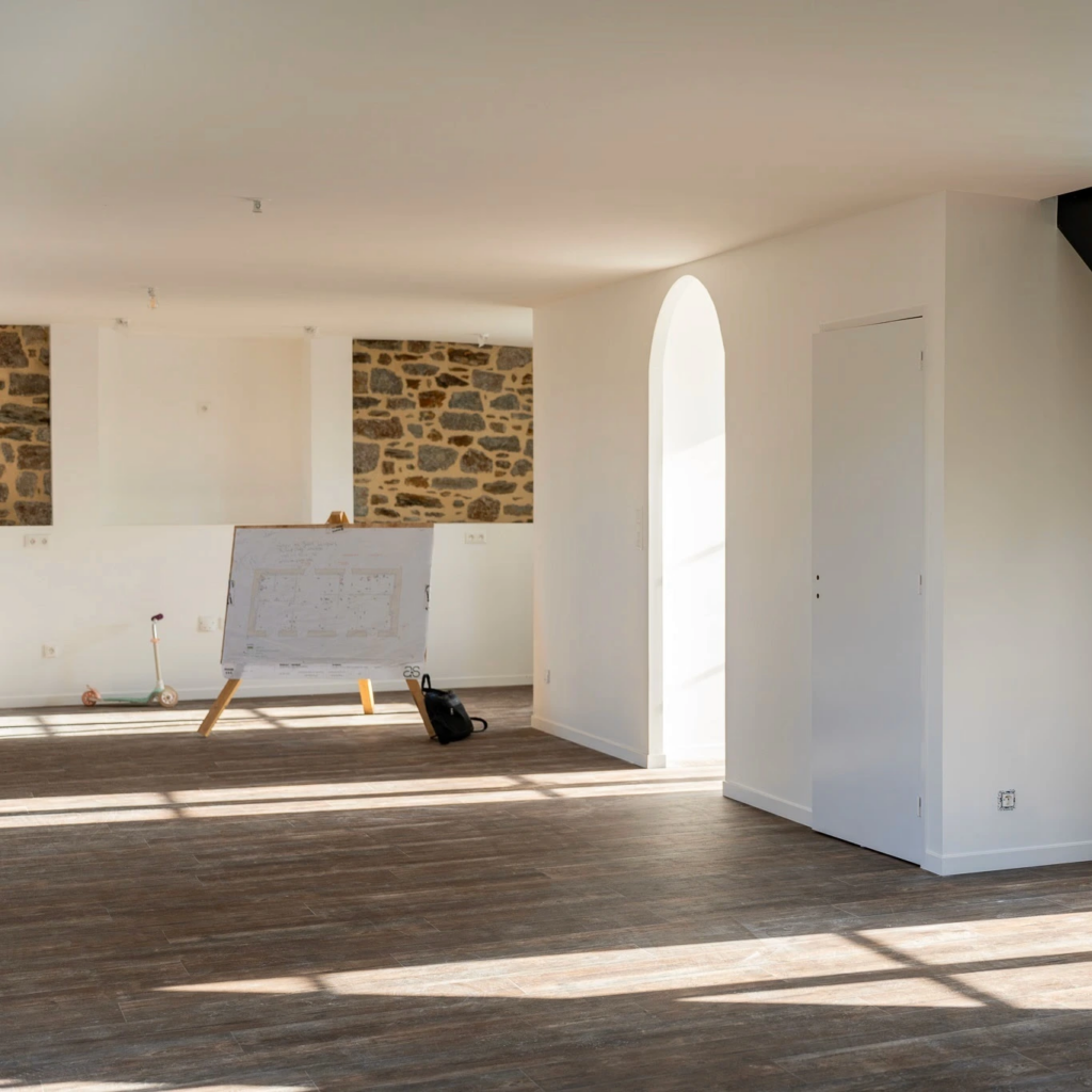 Pièce de vie après rénovation, avec aménagement ouvert et finitions contemporaines