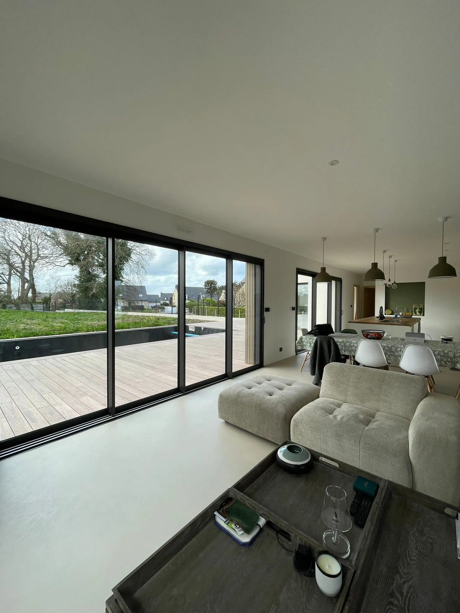 Rénovation intérieure avec création d’un espace de vie ouvert et installation de baies vitrées.