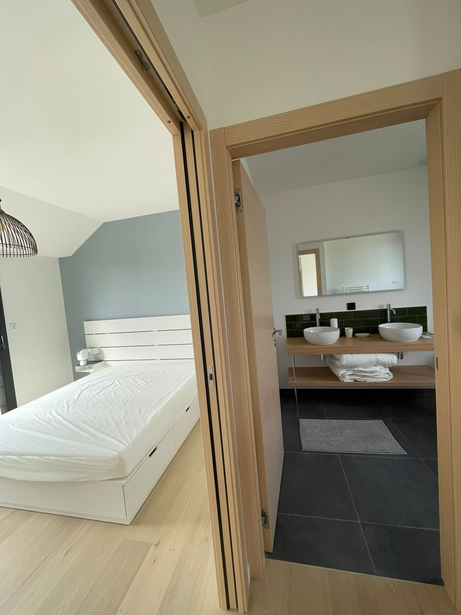 Suite parentale rénovée avec chambre et salle de bain attenante.