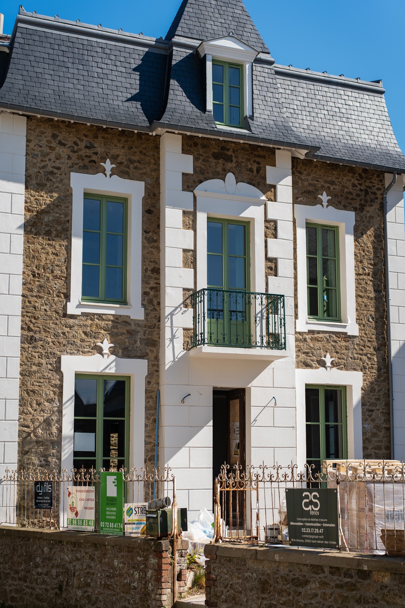 Projet de rénovation extérieure avec réfection de façade et menuiseries sur maison traditionnelle