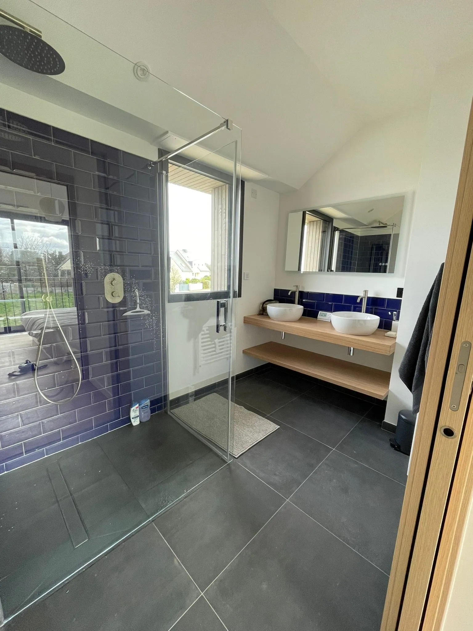 Douche à l’italienne rénovée avec paroi en verre et carrelage mural effet métro.