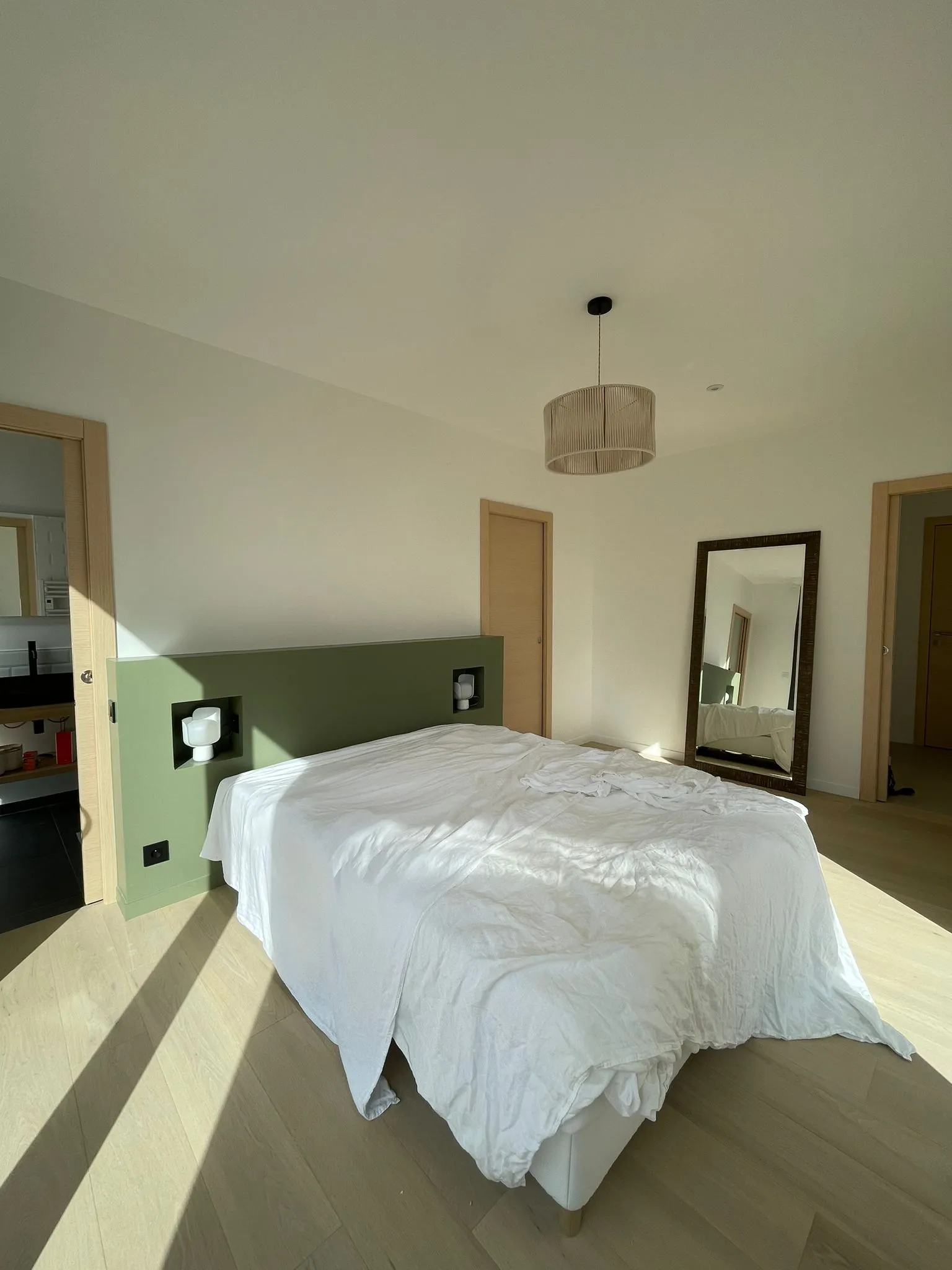 Rénovation complète d’une suite parentale avec finitions contemporaines et espace optimisé.