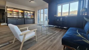 Espace showroom dédié aux projets de rénovation intérieure et choix de finitions.